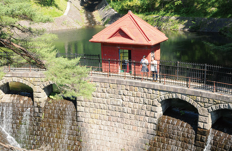 日本最古のアーチダム